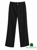 Pantalón negro de vestir con botón dorado
